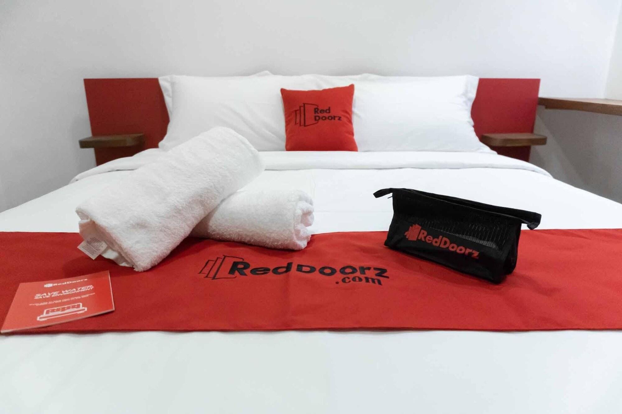 Reddoorz Plus At Mm Hotel Las Pinas Former Reddoorz Plus Near Bamboo Organ Ngoại thất bức ảnh